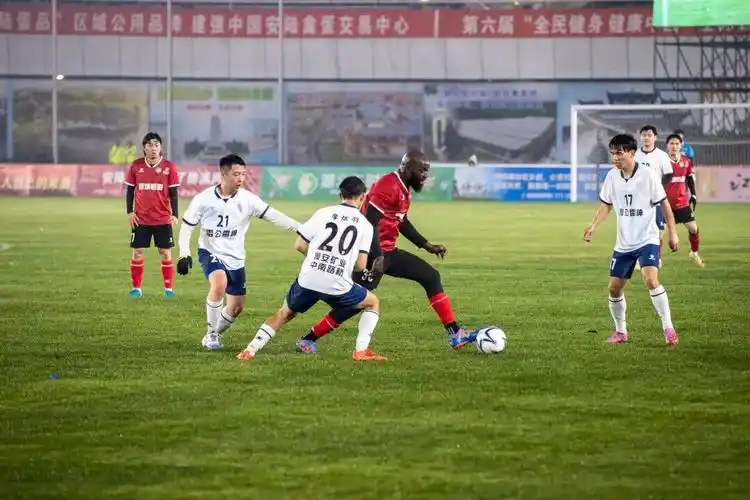 欧冠对决：拜仁慕尼黑 VS 皇家马德里